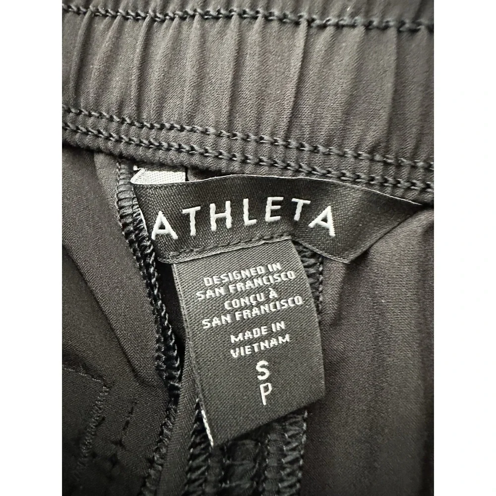 New Athleta Wayfind Short Women's Small  Performance Stretch Black Pockets